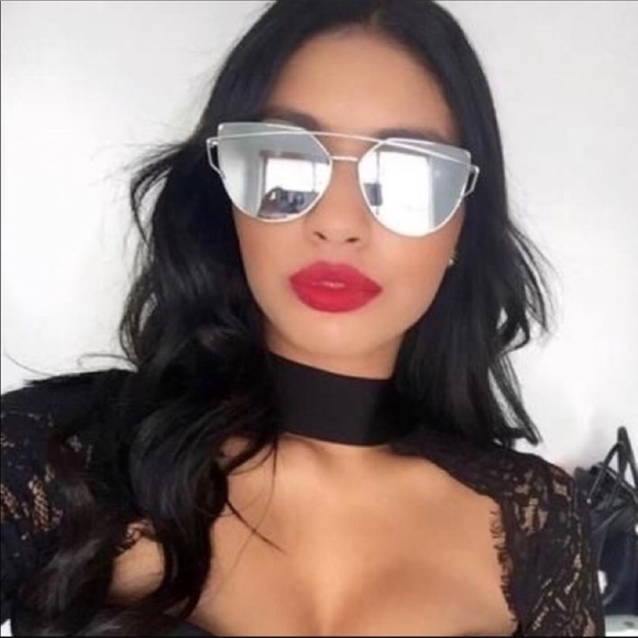 🌹New🌹Silver Mirrored Sunglasses - Picture 4 of 6